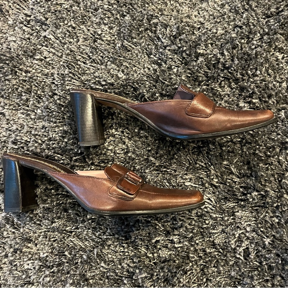 🤎LIZ CLAIBORNE BROWN LEATHER MULES WITH KITTEN HEEL SIZE 8.5🤎 - Picture 3 of 6